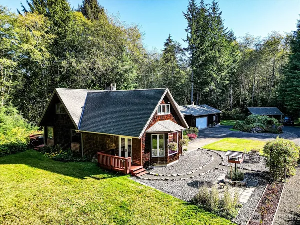 a view of house with garden and trees