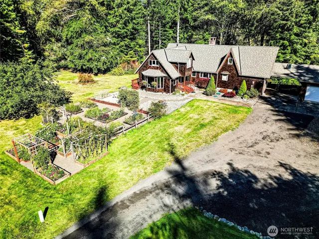 a view of residential houses with yard and swimming pool