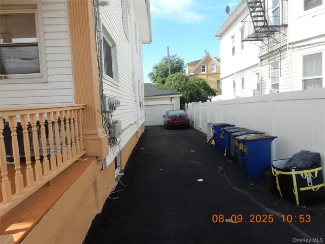 a view of a house with backyard