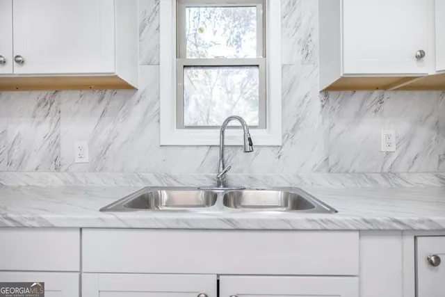 a close view of sink and tap