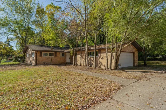 $369,500 | 26261 La Muera Street, Farmington, MI 48334