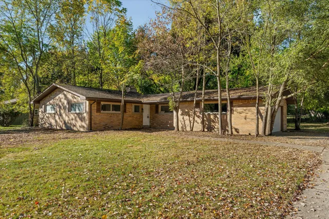 $369,500 | 26261 La Muera Street, Farmington, MI 48334