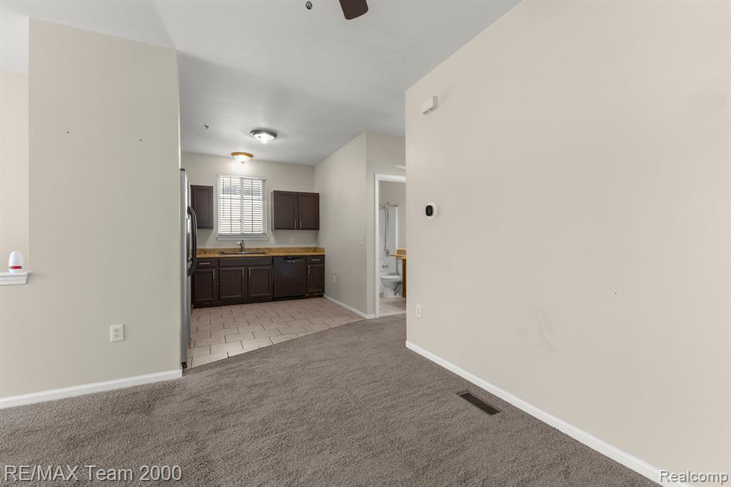 20356 Rodeo Court Southfield, MI 48075 - Photo 13 of 38