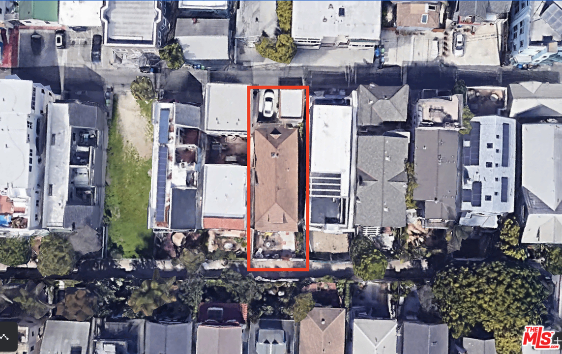 33 East Wave Avenue Venice, CA 90291 - Photo 2 of 6 a city street filled with lots of tall buildings