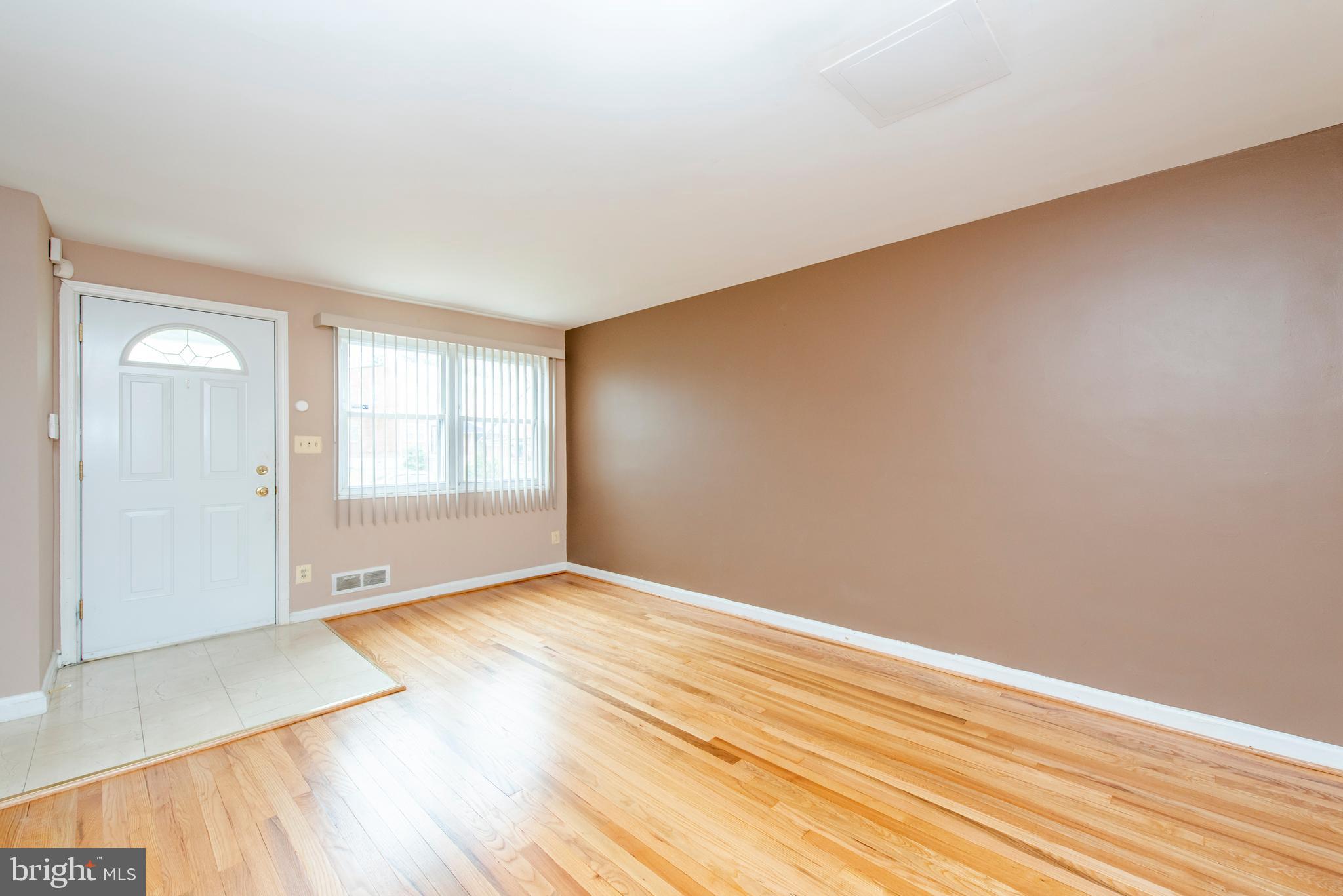5418 Masefield Road Baltimore, MD 21229 - Photo 3 of 35 Living room