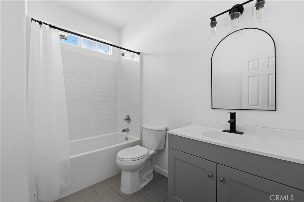 1469 East George Street Banning, CA 92220 - Photo 15 of 33 Bathroom off Family room