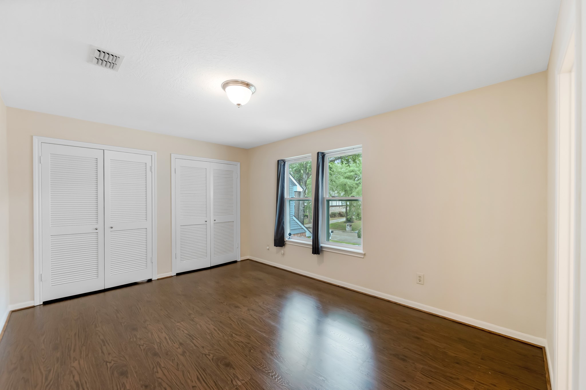 5115 Westerham Place Houston, TX 77069 - Photo 36 of 50 an empty room with wooden floor and windows