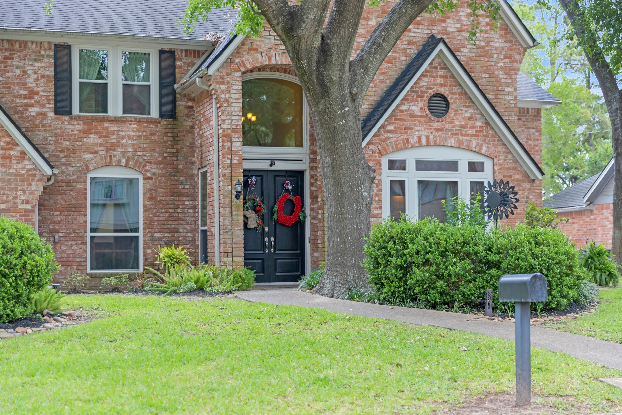 5115 Westerham Place Houston, TX 77069 - Photo 4 of 50 a front view of a house with garden
