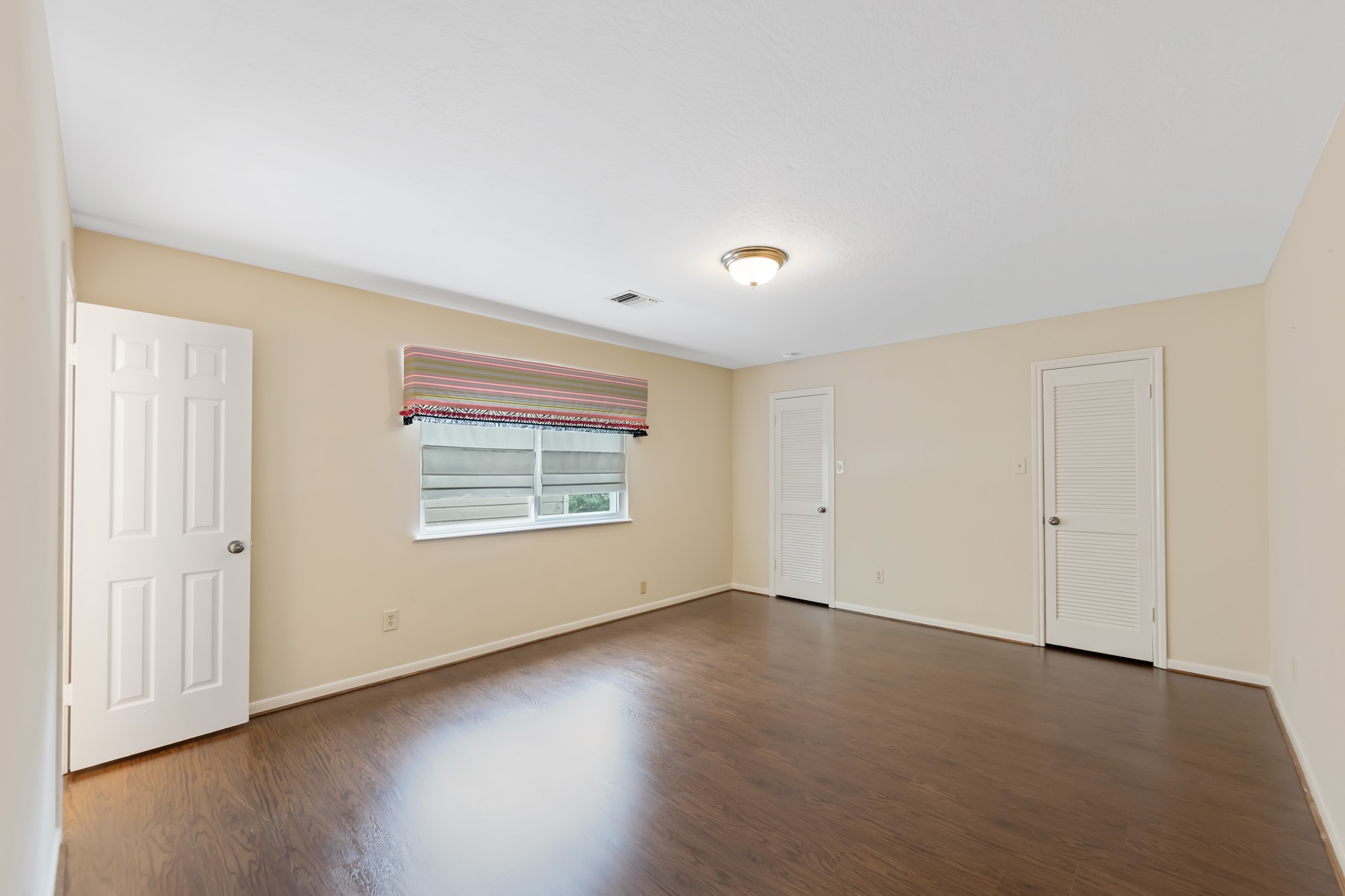 5115 Westerham Place Houston, TX 77069 - Photo 44 of 50 an empty room with wooden floor and windows