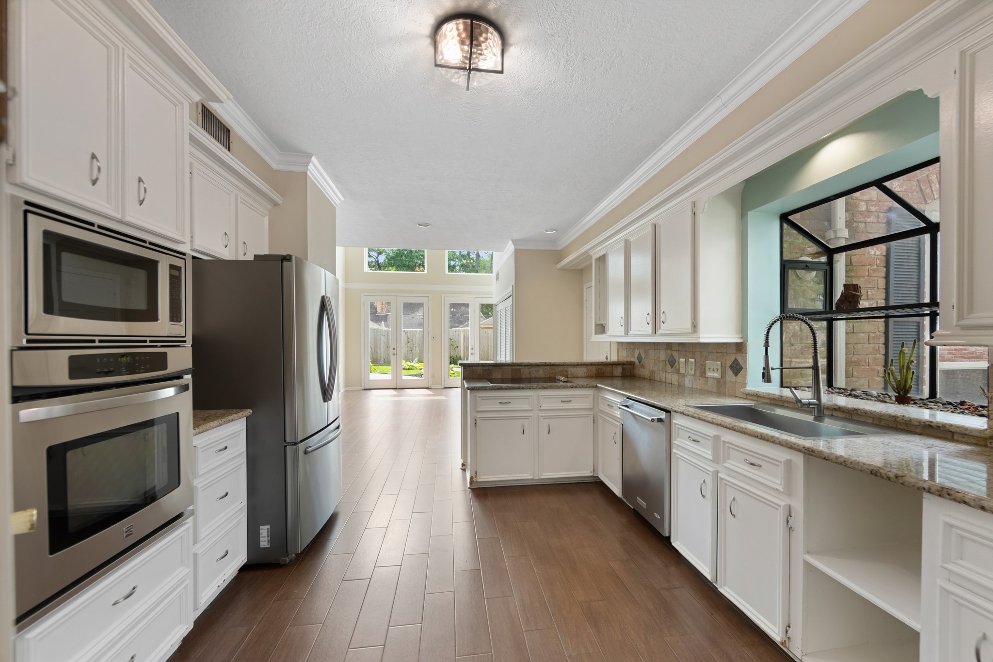 5115 Westerham Place Houston, TX 77069 - Photo 8 of 50 a kitchen with stainless steel appliances granite countertop a refrigerator a stove a sink and a microwave
