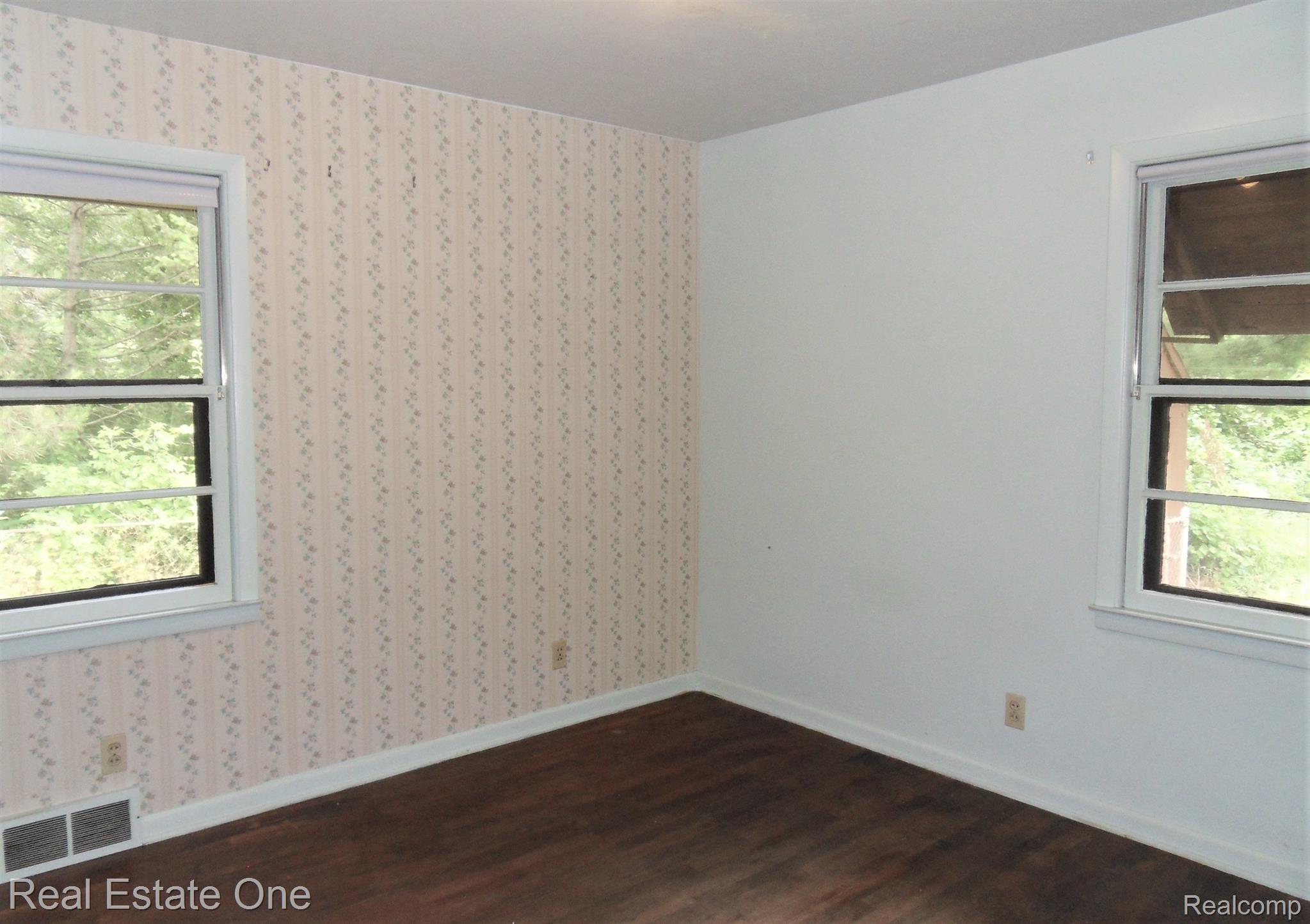 2154 West Commerce Road Milford, MI 48380 - Photo 24 of 31 Bedroom.. Hardwoods under all Carpets