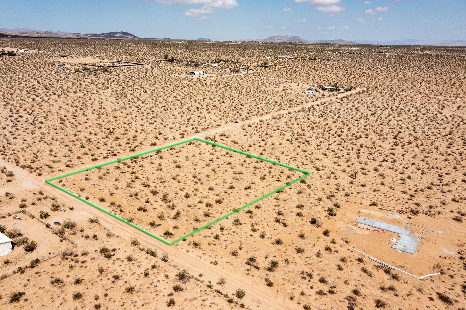 401 Stonehill Avenue Joshua Tree, CA 92252 - Photo 11 of 20 a view of a bathroom with a shower