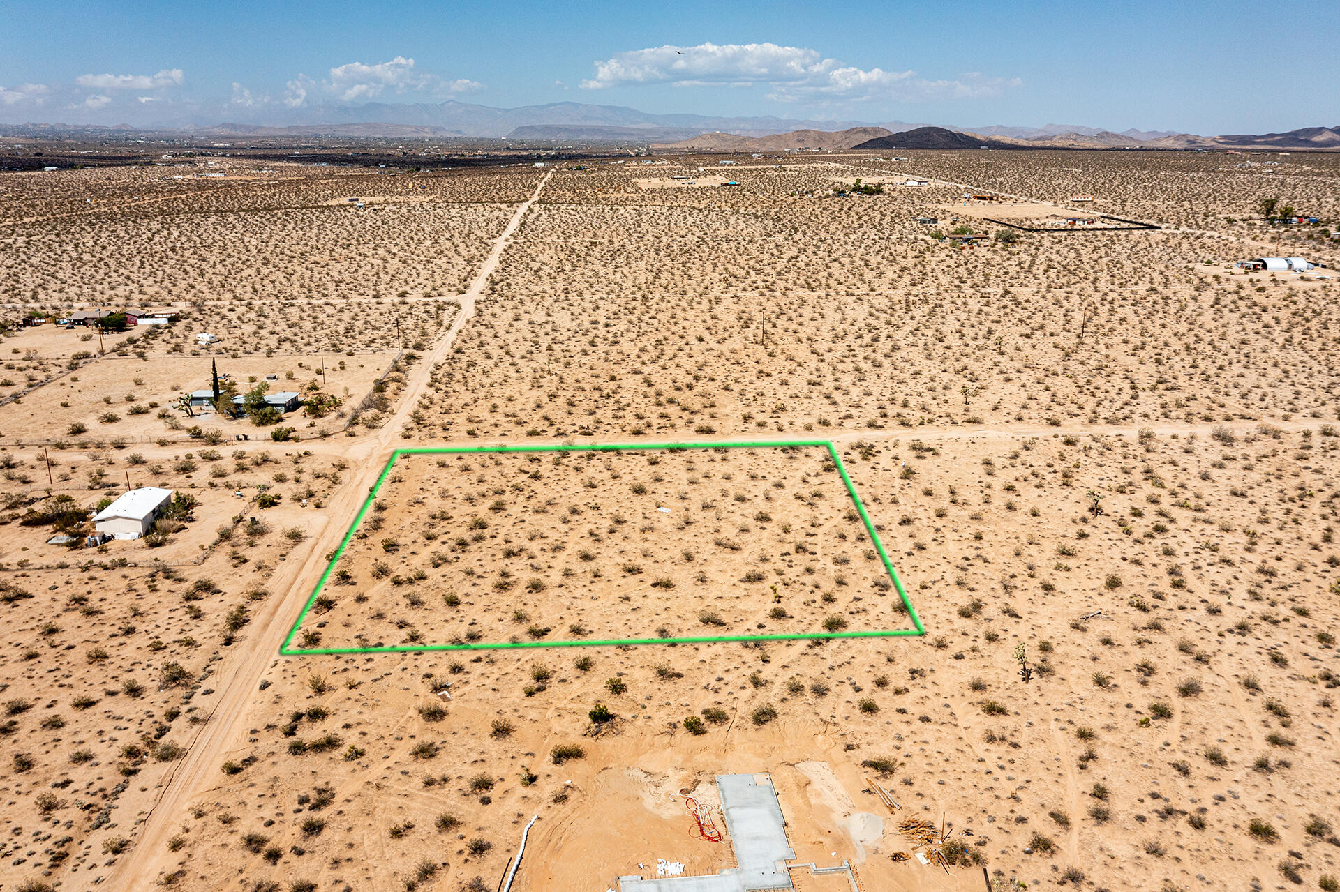 401 Stonehill Avenue Joshua Tree, CA 92252 - Photo 13 of 20 a bathroom with a shower curtain