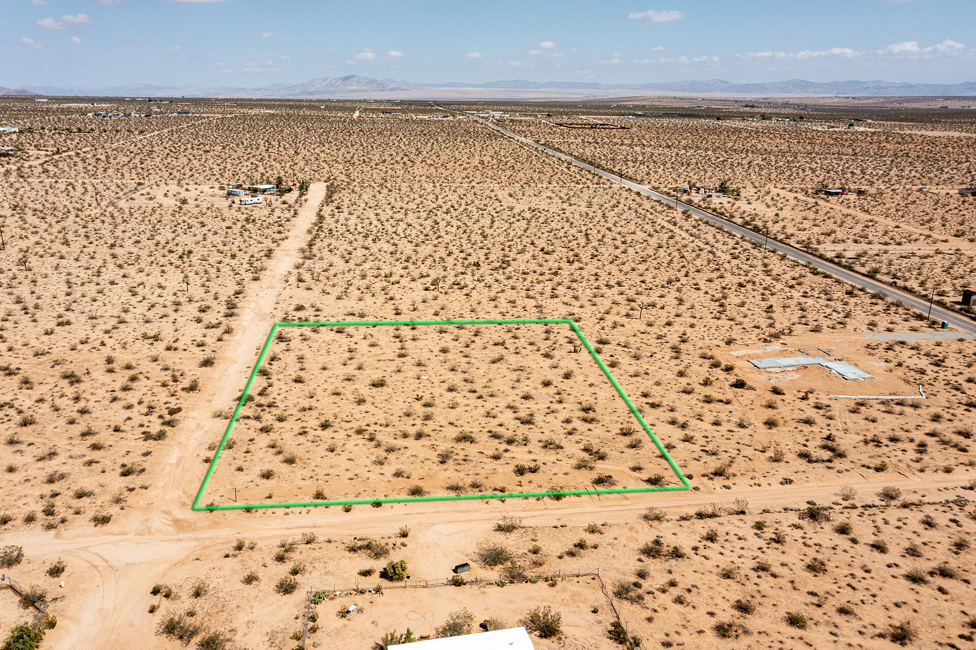 401 Stonehill Avenue Joshua Tree, CA 92252 - Photo 3 of 20 a bathroom with a shower curtain