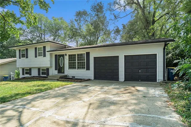 $245,000 | 215 Grant Avenue, Liberty, MO 64068