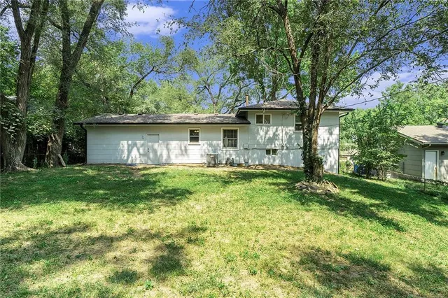 $245,000 | 215 Grant Avenue, Liberty, MO 64068