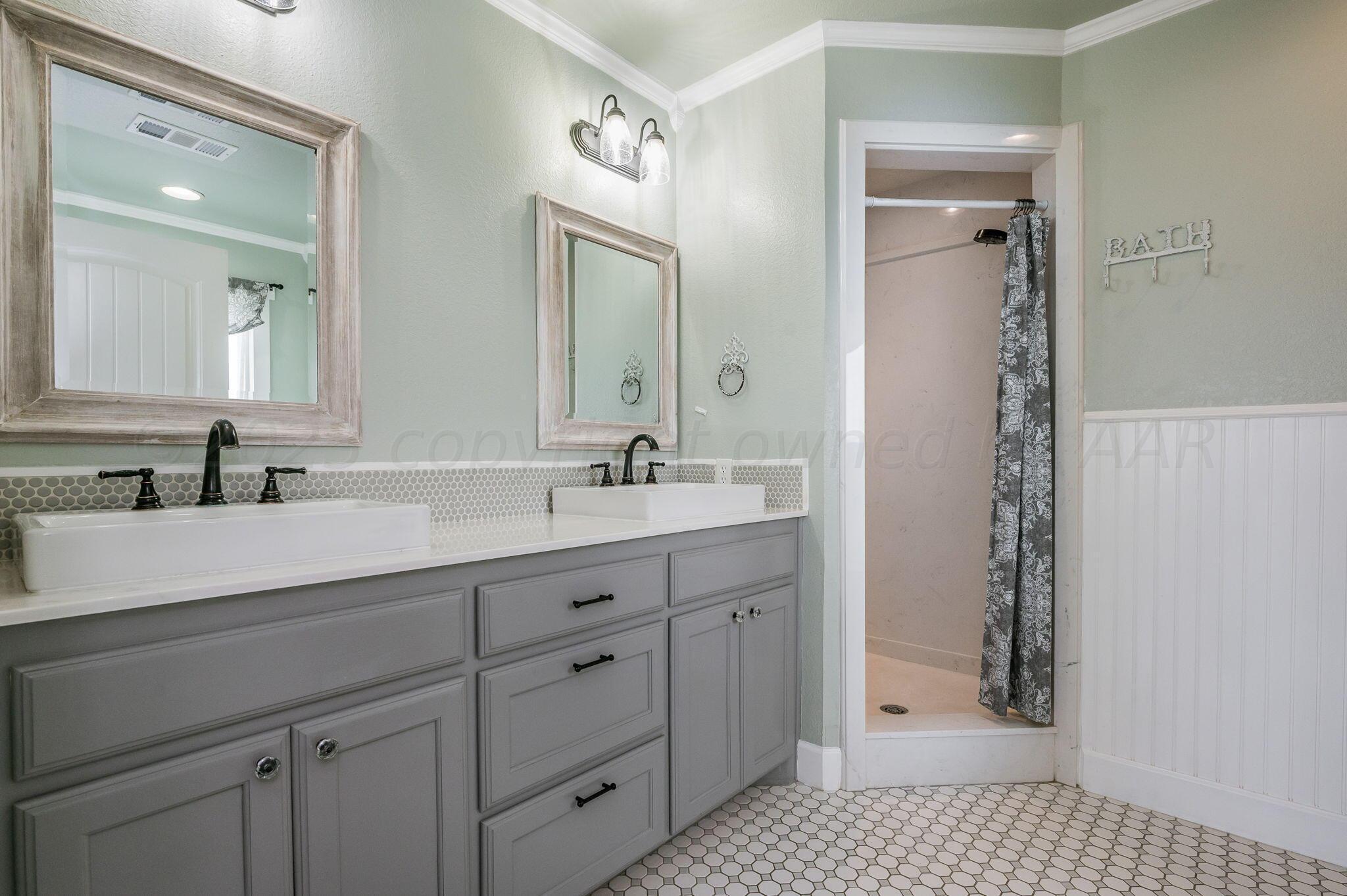8200 South Blessen Road Amarillo, TX 79119 - Photo 15 of 34 Master Bathroom