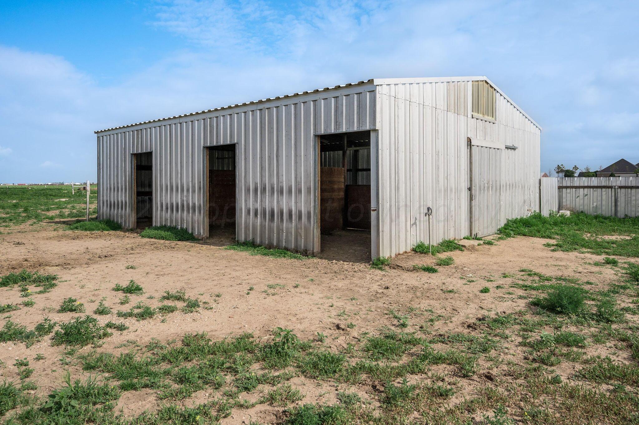 8200 South Blessen Road Amarillo, TX 79119 - Photo 29 of 34 Barn