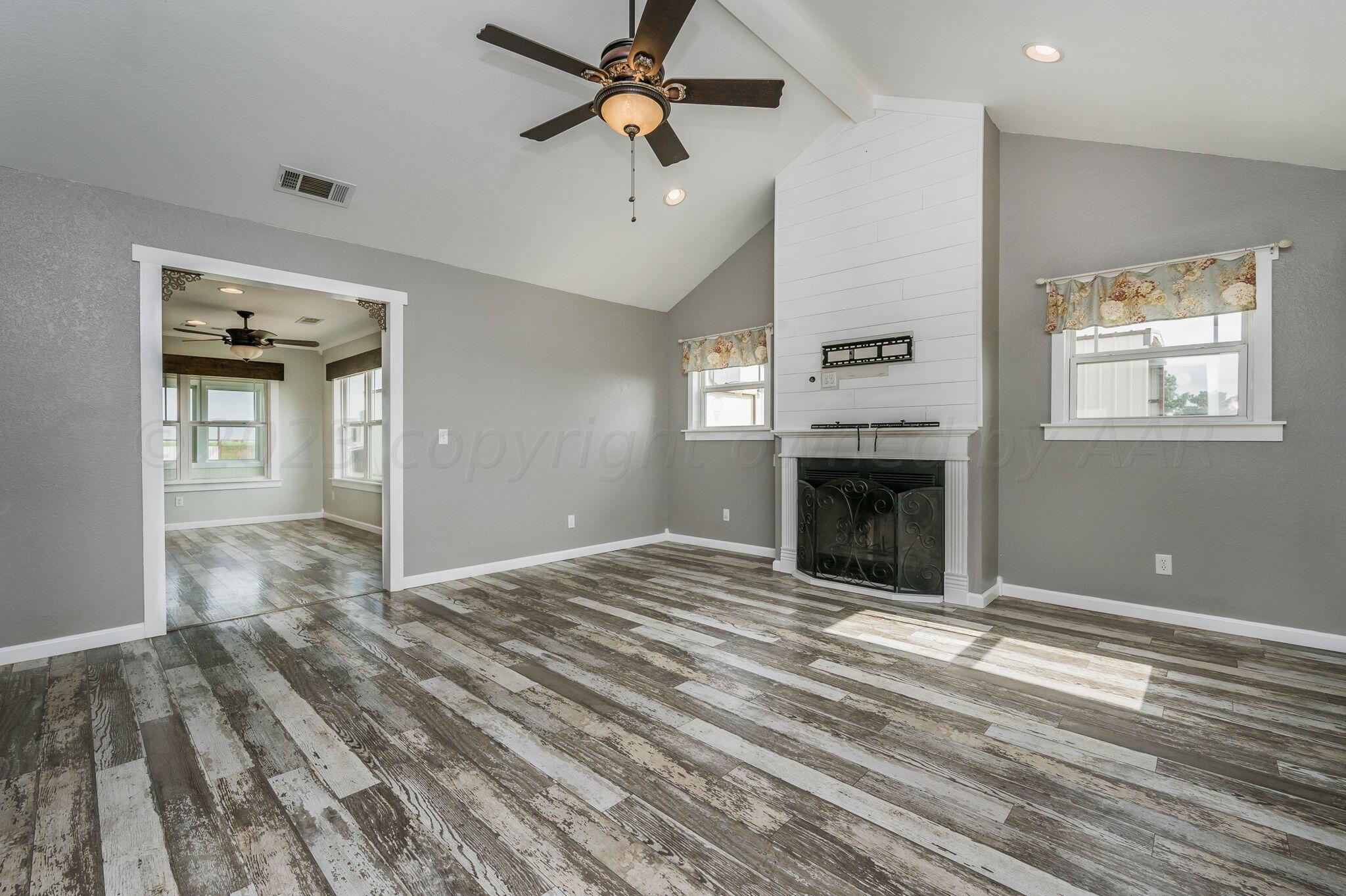 8200 South Blessen Road Amarillo, TX 79119 - Photo 6 of 34 Living Room