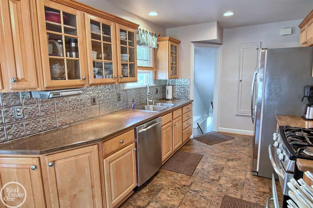 1609 Hampton Road Grosse Pointe Woods, MI 48236 - Photo 7 of 30