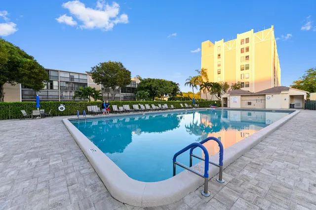 $170,000 | 7286 Huntington Lane, Unit 402, Delray Beach, FL 33446