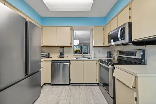 $170,000 | 7286 Huntington Lane, Unit 402, Delray Beach, FL 33446