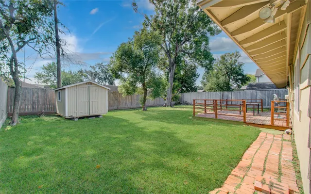 a view of yard with green space