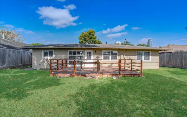 a view of a house with backyard and porch