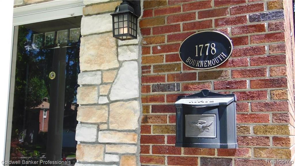1778 Bournemouth Road Grosse Pointe Woods, MI 48236 - Photo 2 of 21