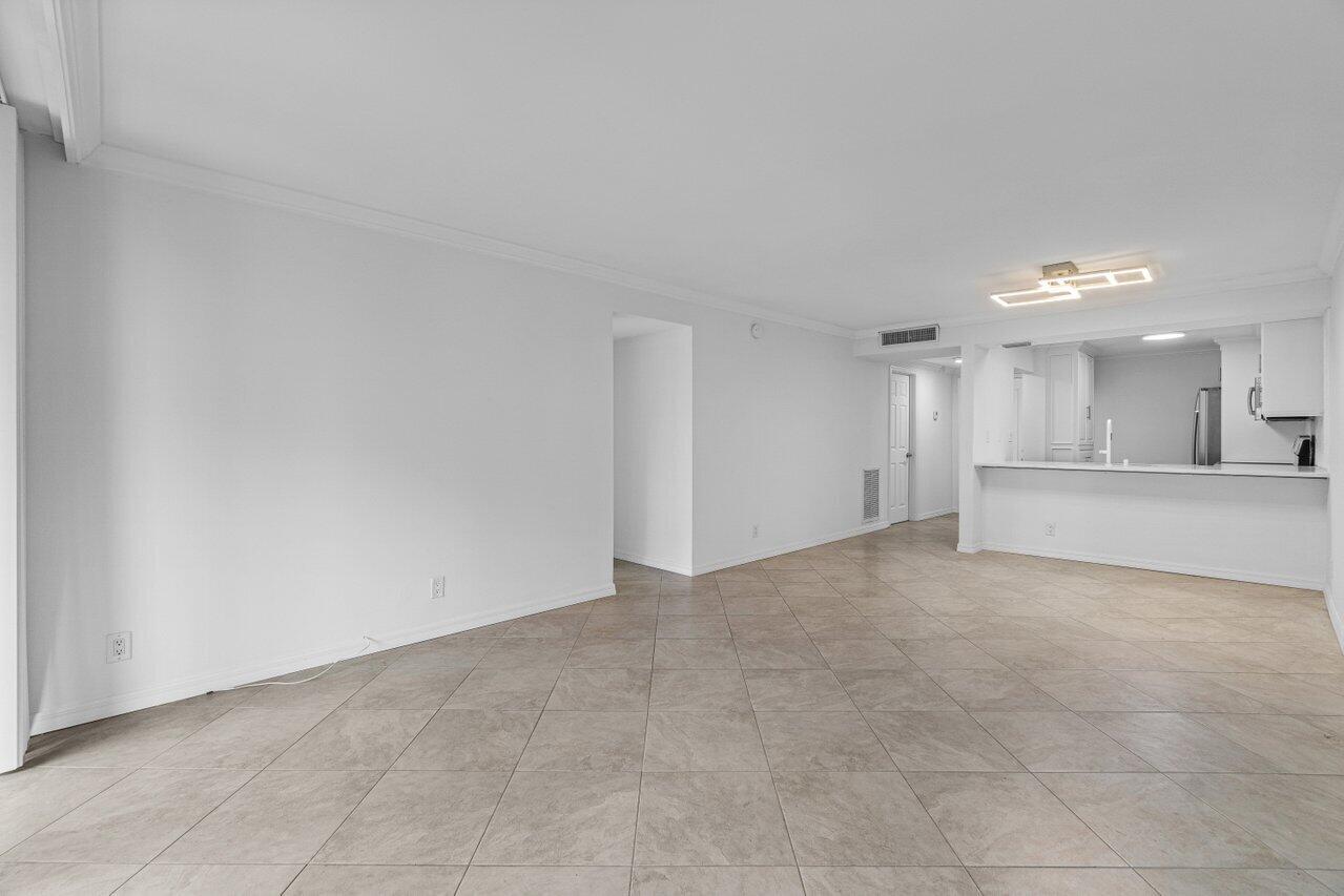 8 Royal Palm Way, Unit 2060 Boca Raton, FL 33432 - Photo 11 of 28 Living Area