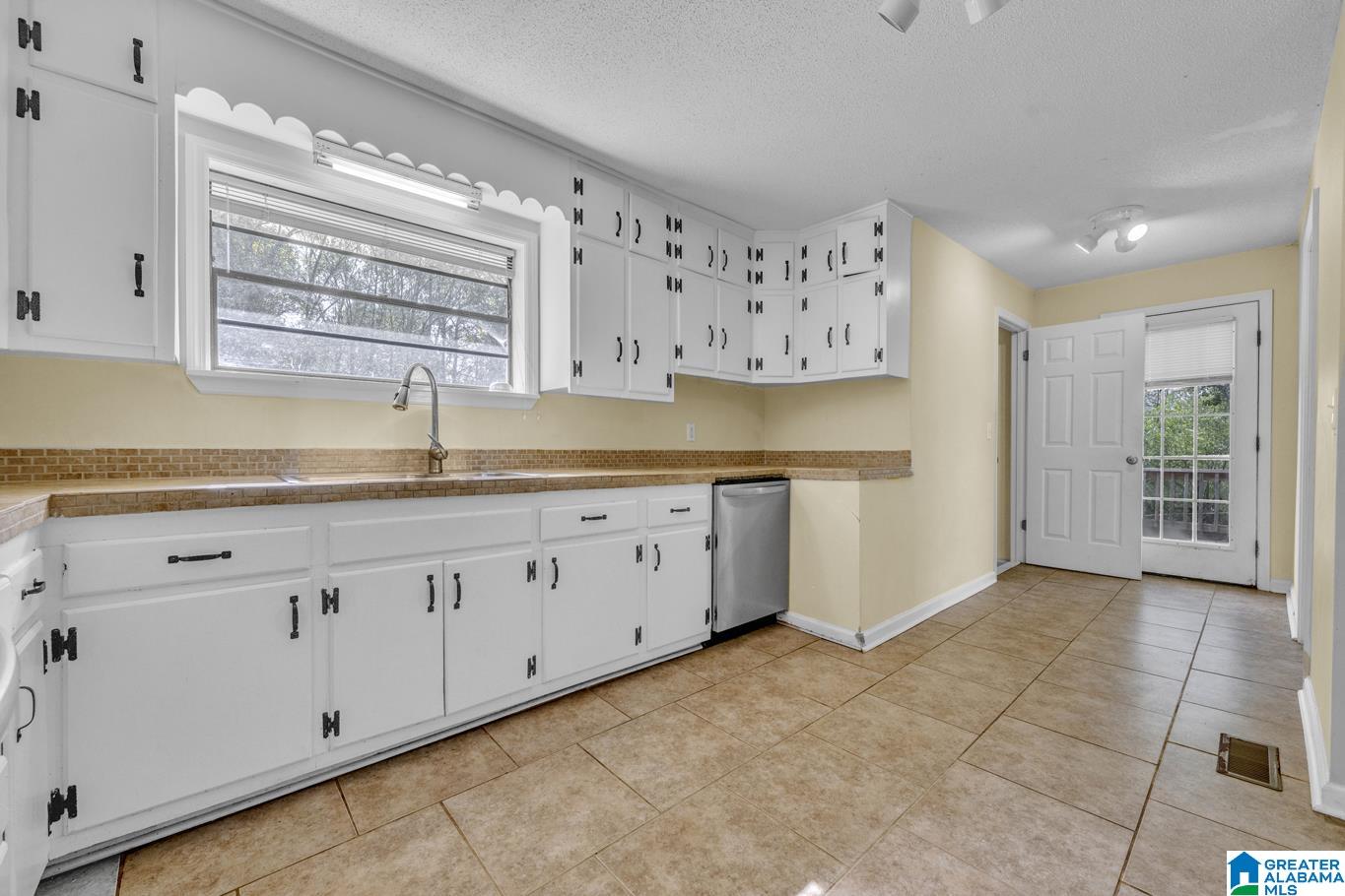 3240 Armstrong Loop Hayden, AL 35079 - Photo 10 of 33