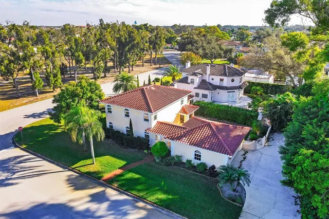a view of a livingroom with washer and dryer