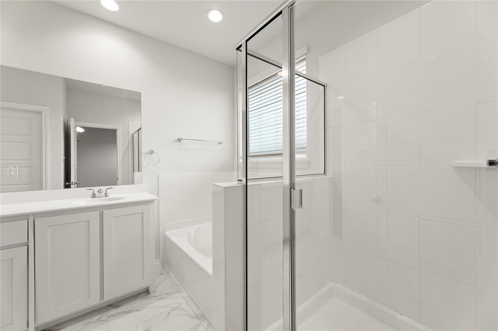 1715 Teton River Drive Blue Ridge, TX 75424 - Photo 20 of 28 a bathroom with a bathtub and a sink