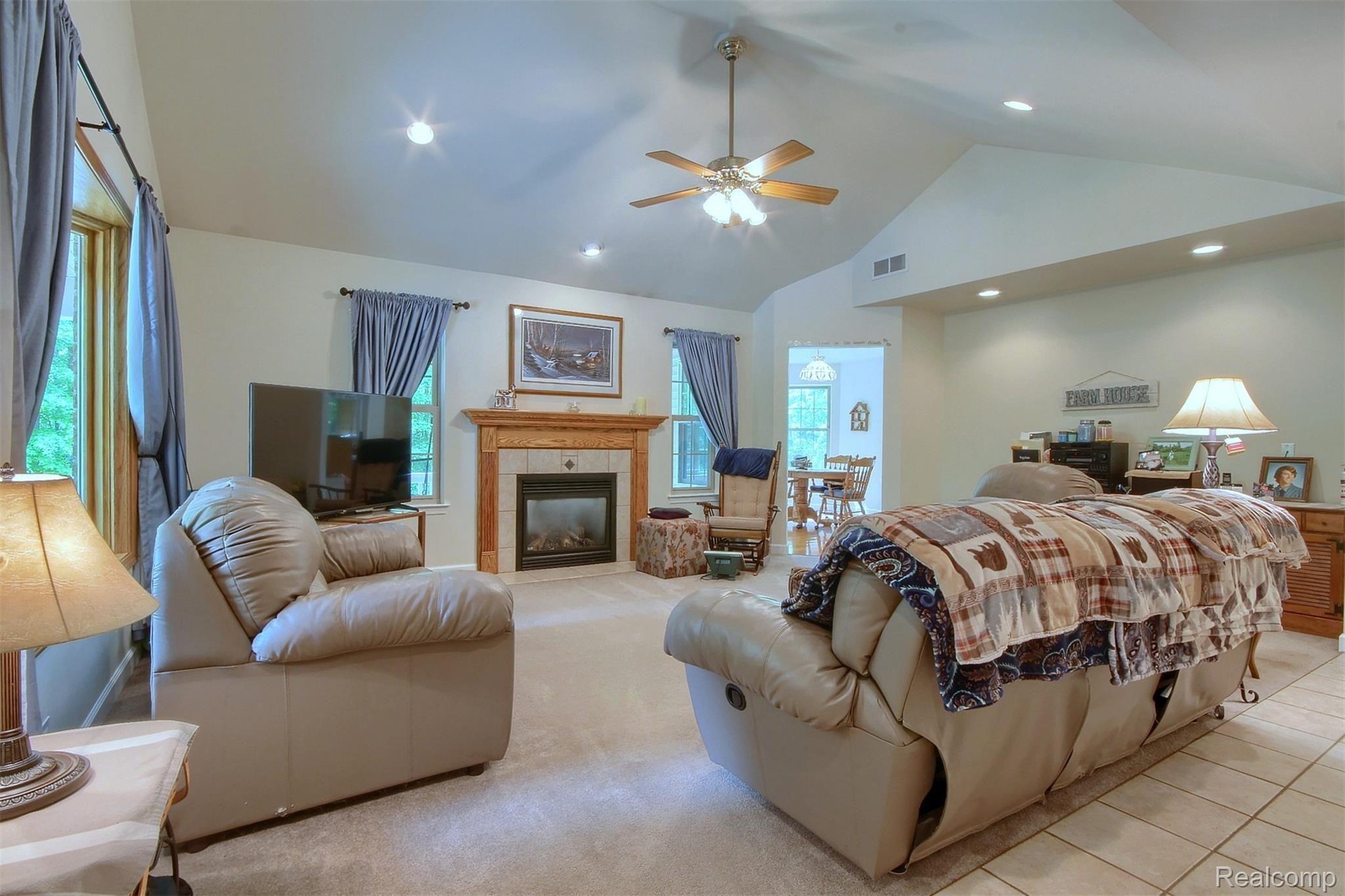 29098 Crawford Road Romulus, MI 48174 - Photo 8 of 38 8-Living Room.jpg