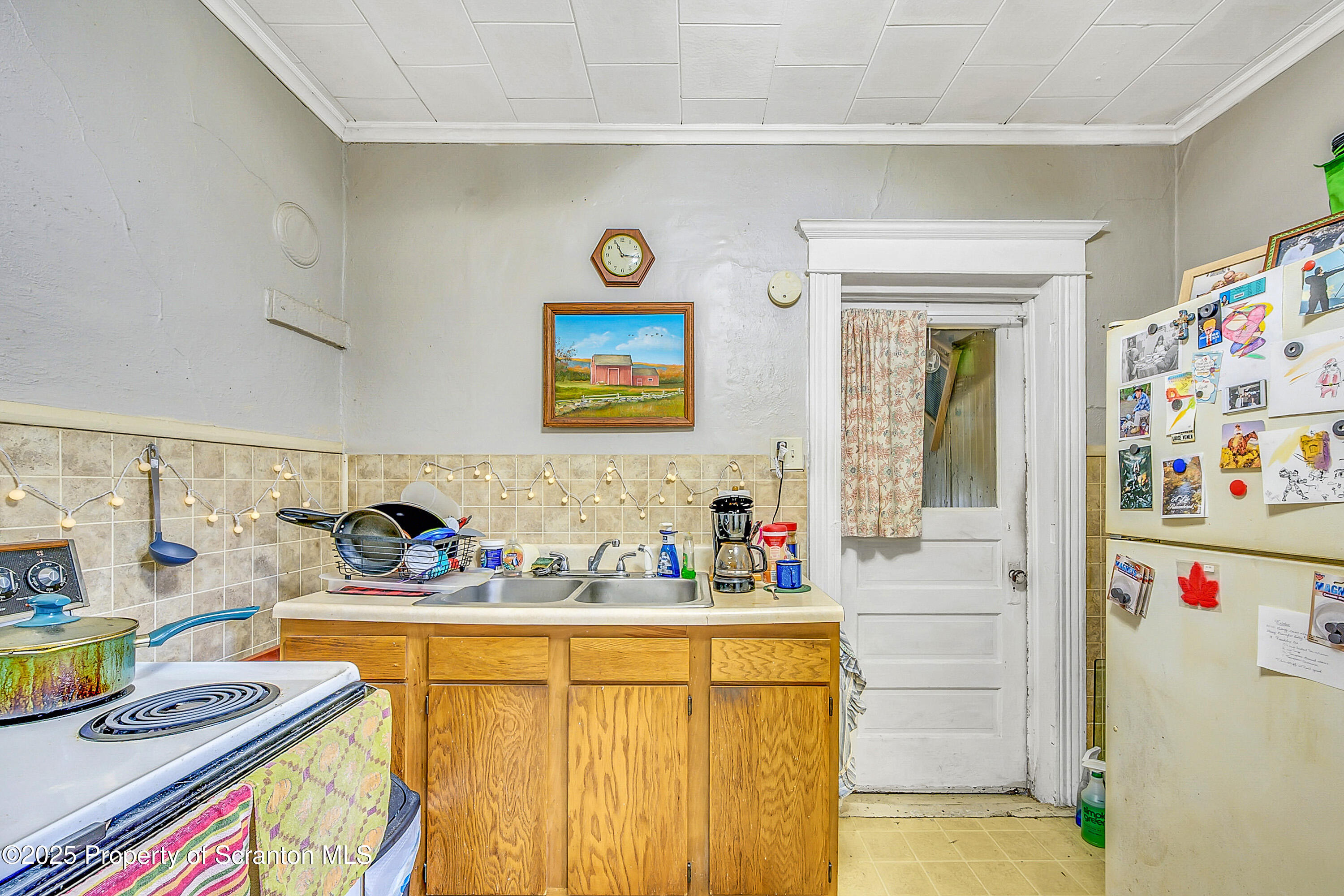 807 Columbus Avenue Blakely, PA 18447 - Photo 29 of 37 a utility room with sink dryer and washer