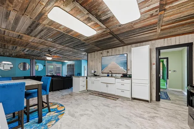 a picture of floor with a white wall