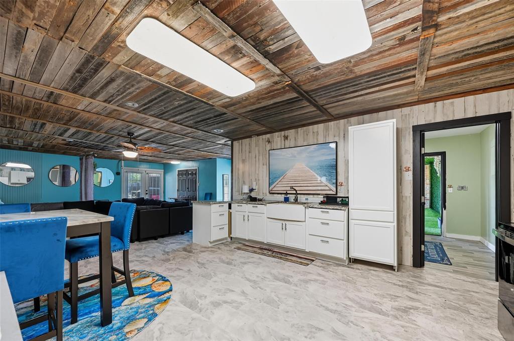 5100 Murphy Road Sachse, TX 75048 - Photo 37 of 38 a kitchen that has a table and chairs in it