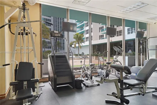 $4,000 | 5101 Collins Avenue, Unit 14K, Miami Beach, FL 33140