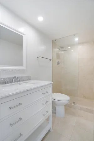 $4,000 | 5101 Collins Avenue, Unit 14K, Miami Beach, FL 33140