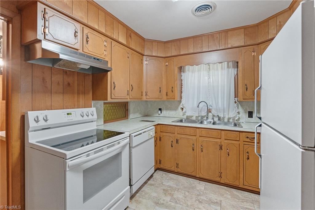 658 North Minton Road Wilkesboro, NC 28697 - Photo 13 of 37