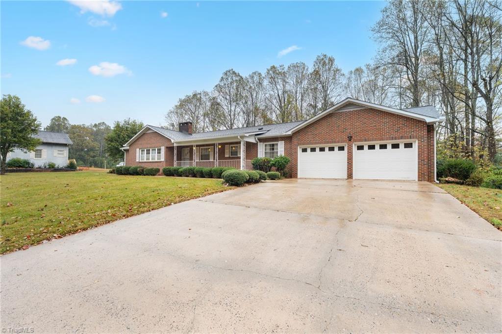 658 North Minton Road Wilkesboro, NC 28697 - Photo 3 of 37