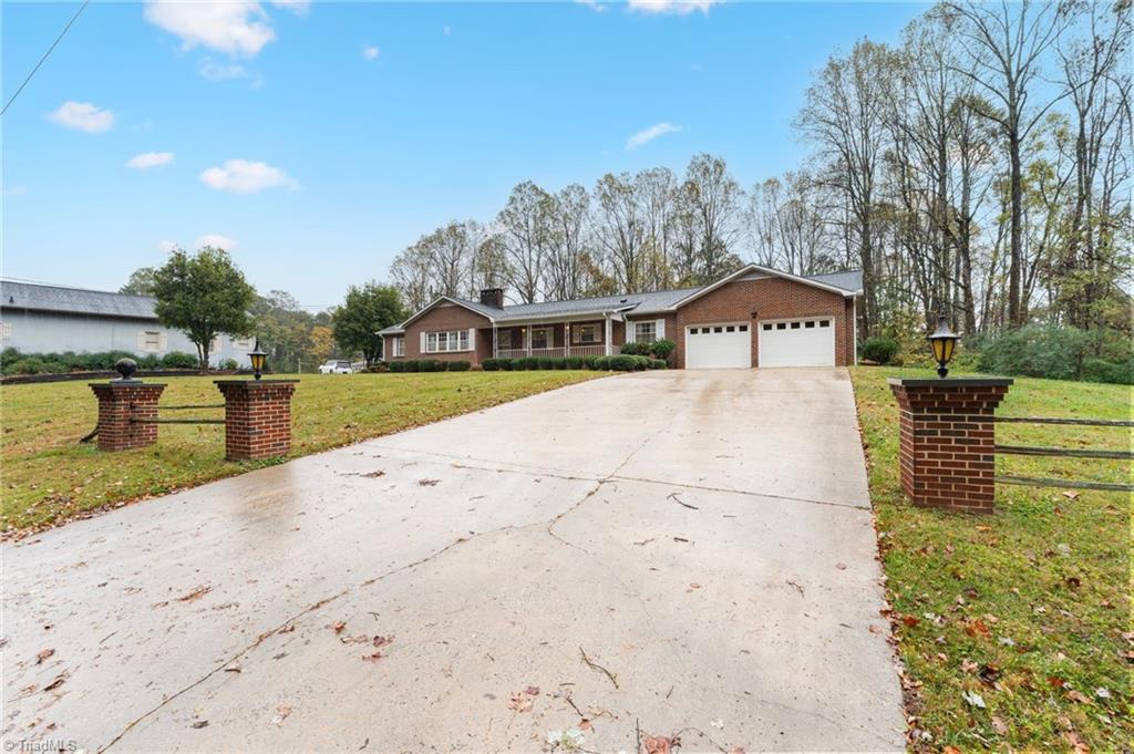 658 North Minton Road Wilkesboro, NC 28697 - Photo 4 of 37