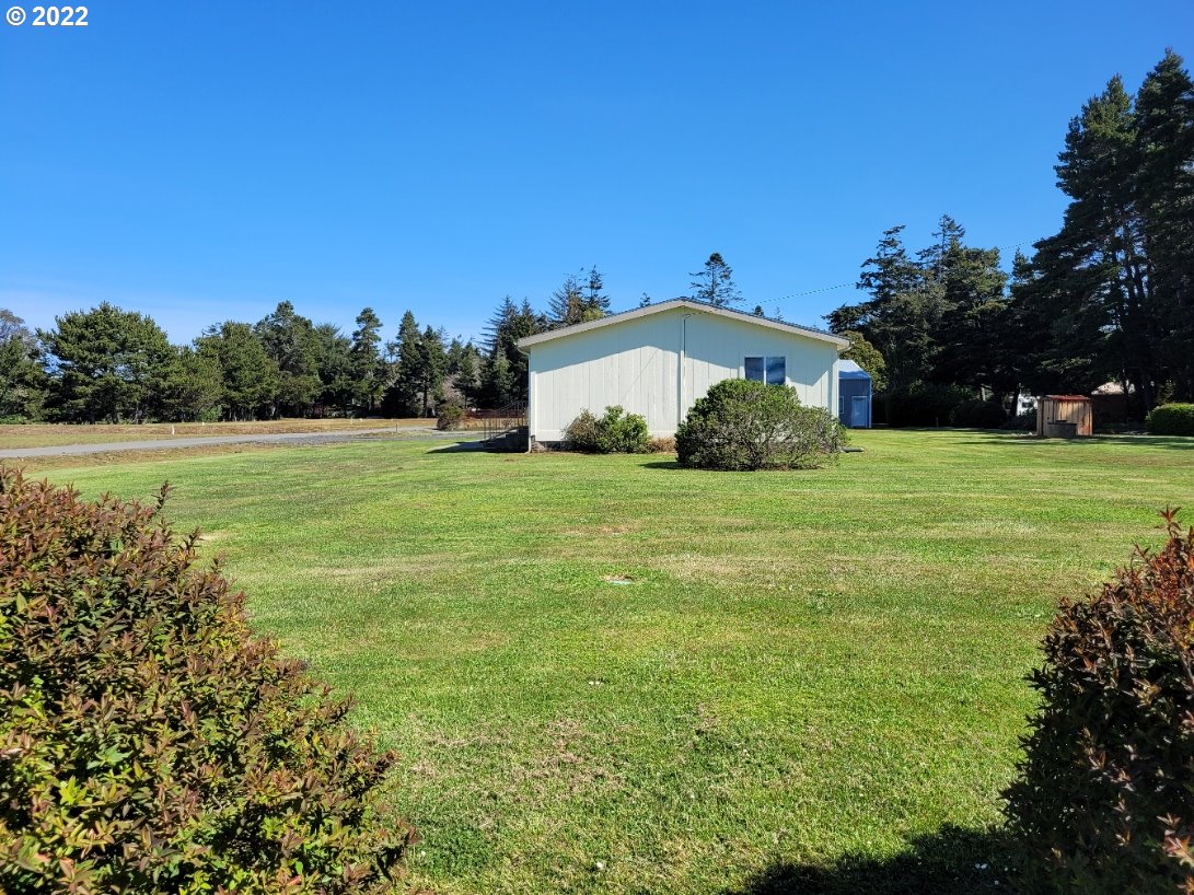 87919 Auction Barn Road Bandon, OR 97411 - Photo 27 of 28 Yard