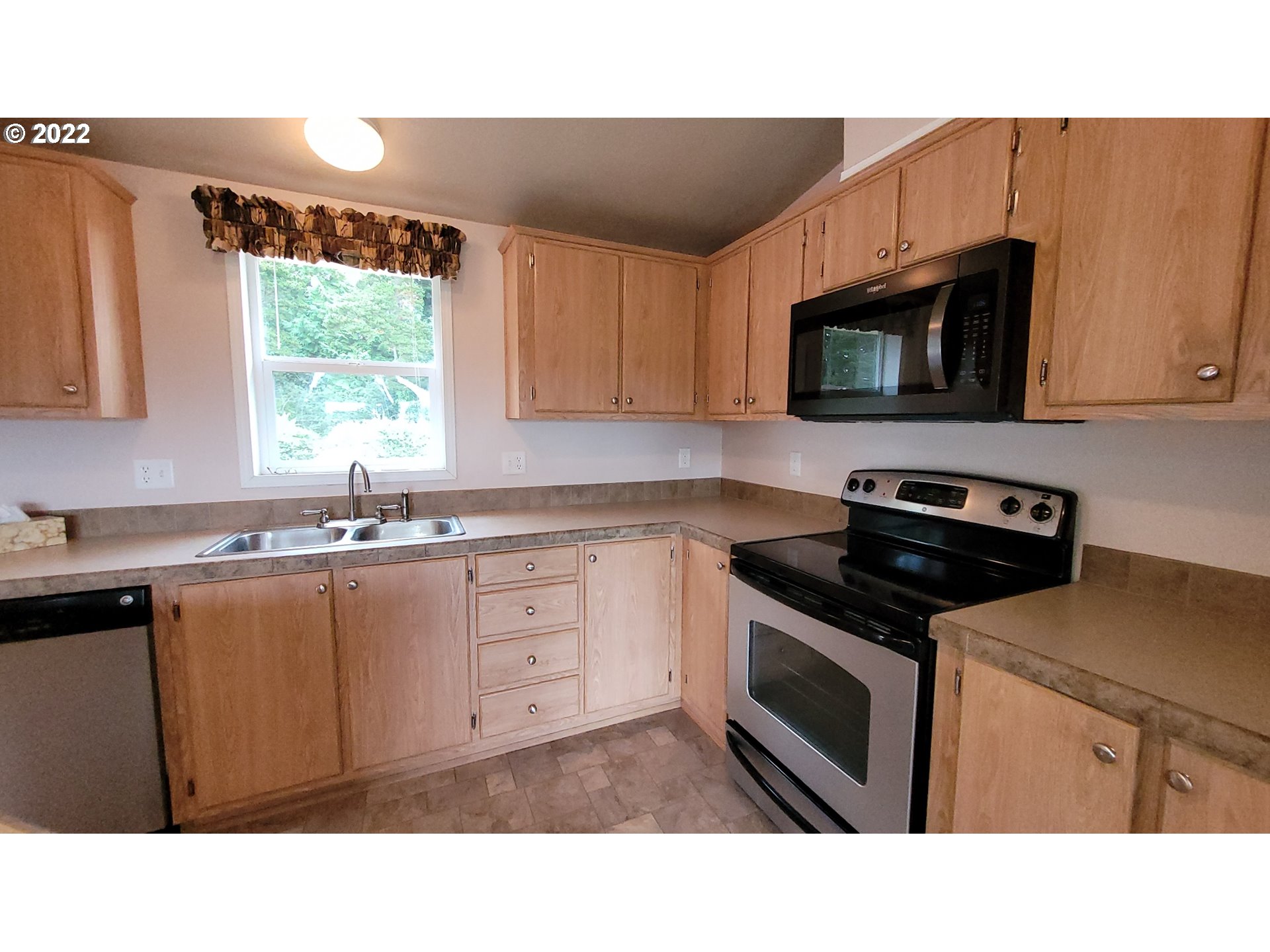 87919 Auction Barn Road Bandon, OR 97411 - Photo 6 of 28 Kitchen