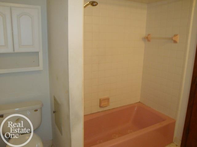 48814 Callens Road New Baltimore, MI 48047 - Photo 13 of 32 Full Bath