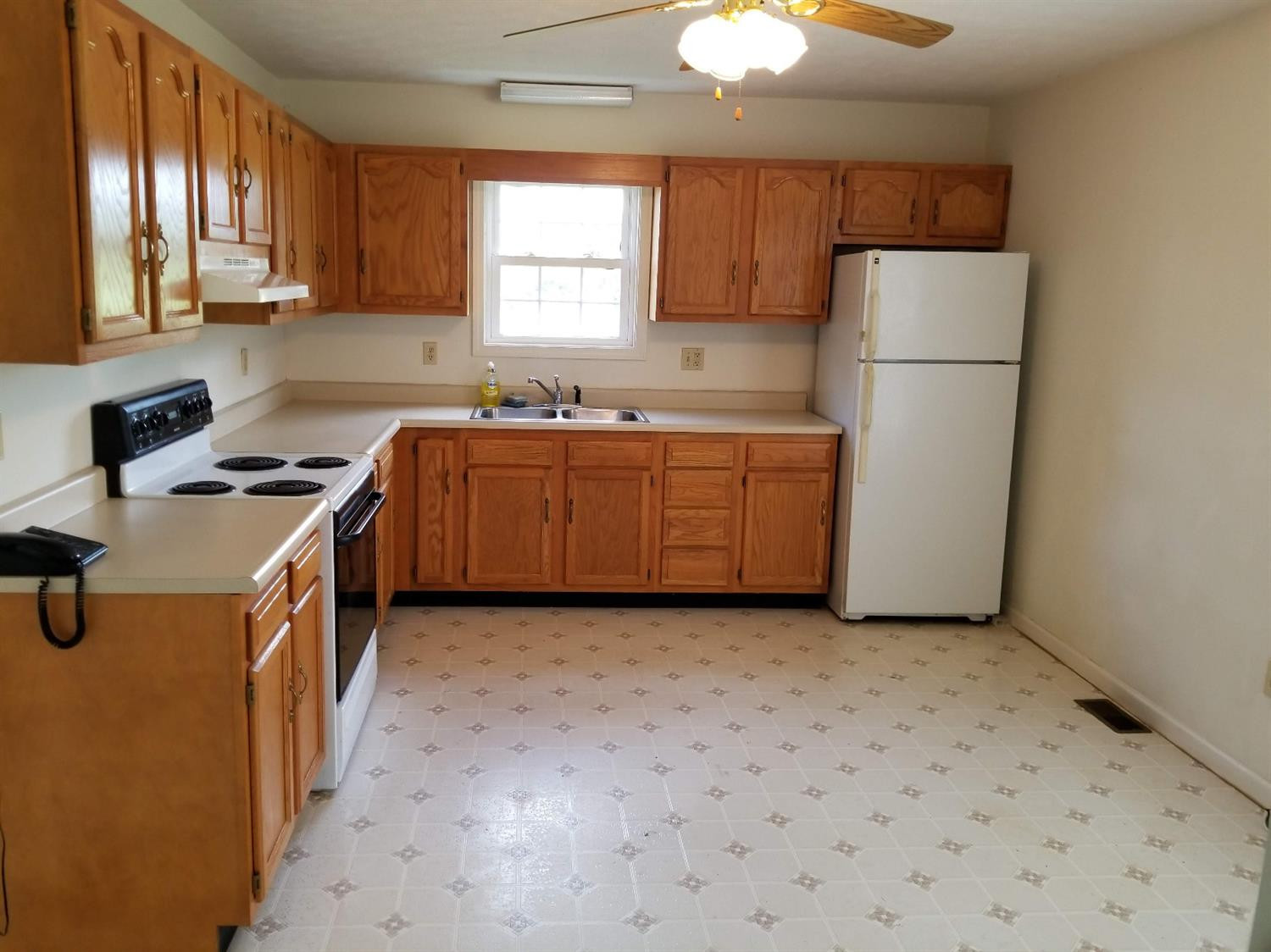 142 Manse Road Paint Lick, KY 40461 - Photo 7 of 19 Kitchen
