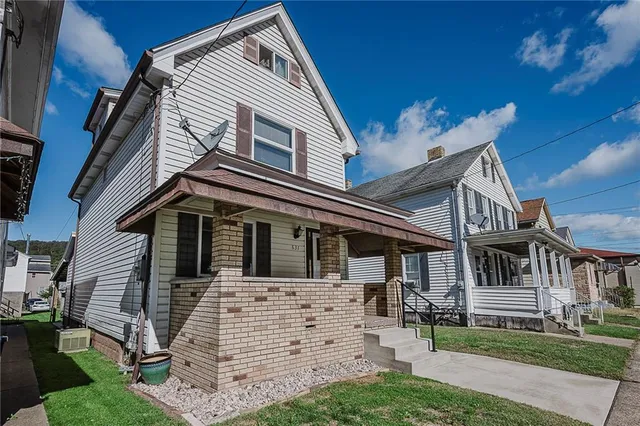 a view of a house with a yard