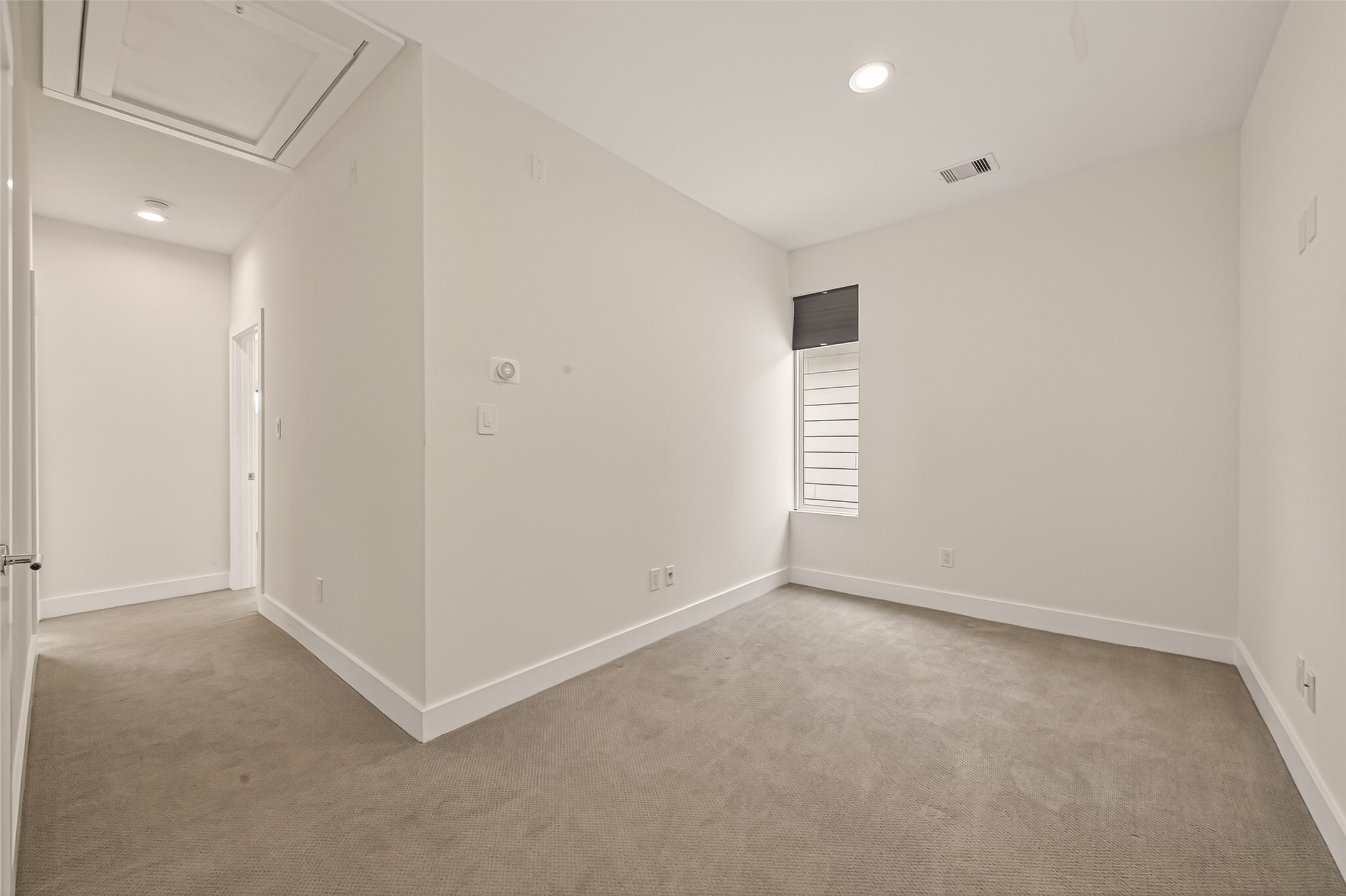 5505 Robusto Place Houston, TX 77091 - Photo 20 of 49 an empty room with windows and closet
