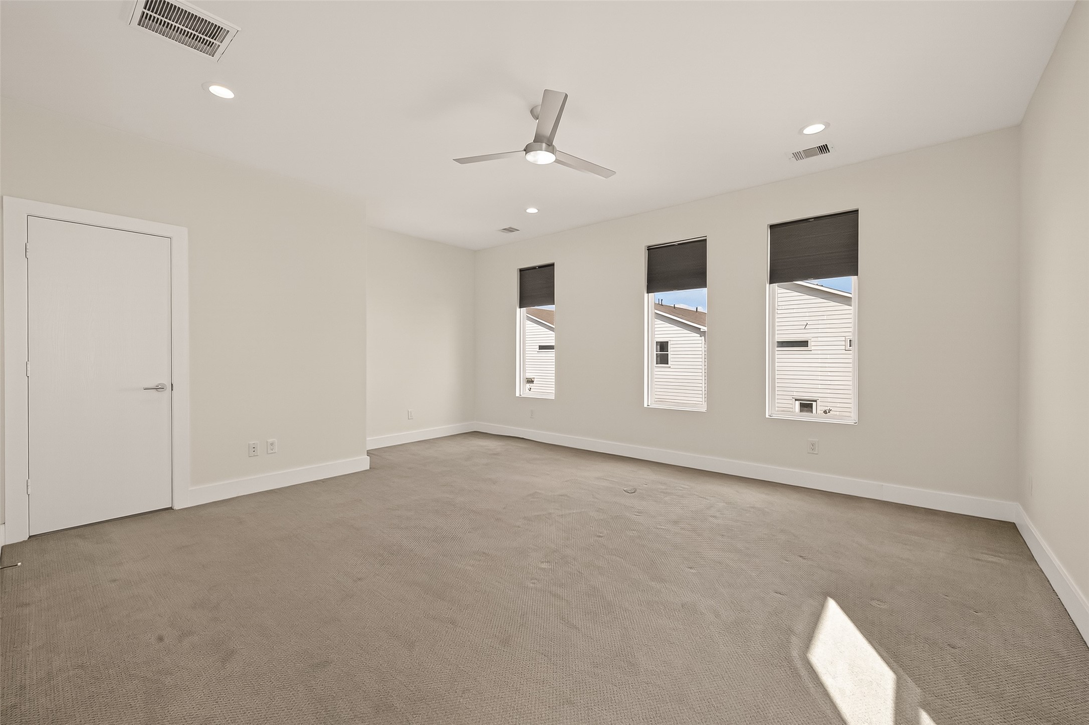 5505 Robusto Place Houston, TX 77091 - Photo 31 of 49 an empty room with windows and cabinet