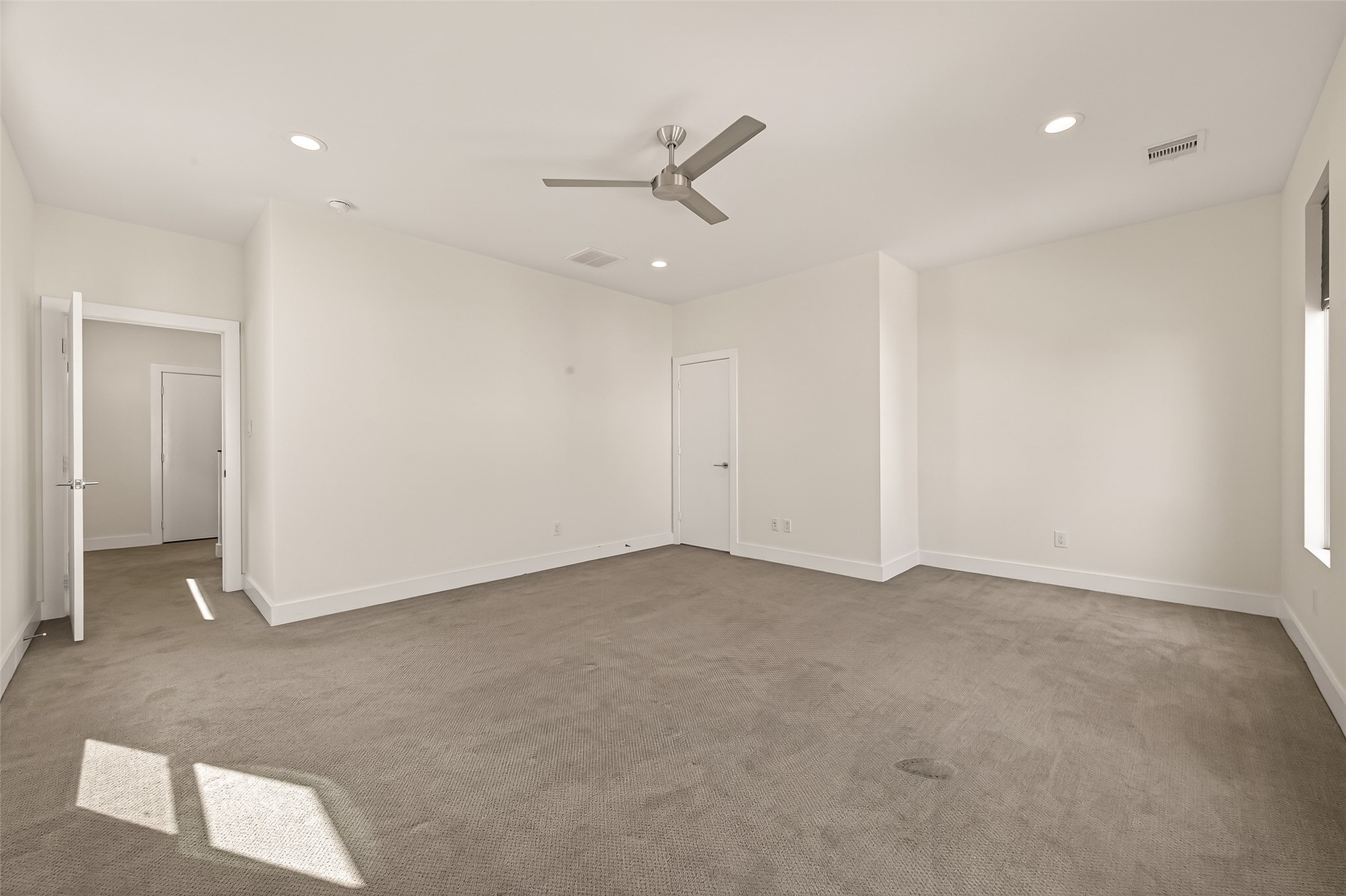 5505 Robusto Place Houston, TX 77091 - Photo 32 of 49 an empty room with closet and windows